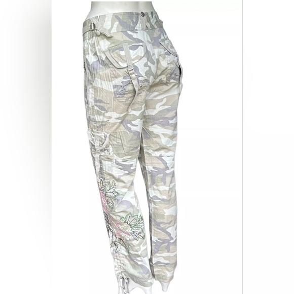 NWT Venus Low Rise Baggy Camouflage Print Cargo Pants Floral Beaded Hem Size 6 - Picture 5 of 9